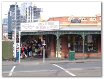 Der Queen Victoria Market in Melbourne verkauft alles, vor allem aber auch frisches Gemüse und Obst