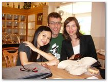 Linh, Simon und Marija nach dem Frühstück in Singapur