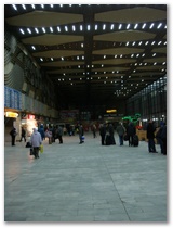 Die Bahnhofshalle in Sofia um 6 Uhr morgens
