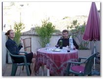 Gabi und Simon bei einem Glas Rotwein in Uzès