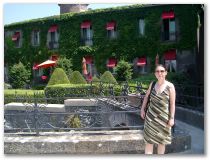 Claudia im Garten des Hotels in Carcassonne