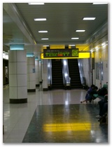 Die erste Zugsfahrt in Japan vom Flughafen nach Tokyo. Zum Glueck sind die Anzeigen und Durchsagen manchmal auch in englisch.