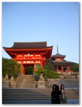 Der Eingang zum Kiyomizu-Tempel. Leider war ich etwas spaet dran, und der Tempel hatte schon geschlossen...