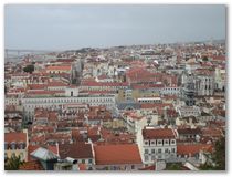 Ausblick über Lissabon von der Terasse der Burg.