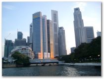 Skyline von Singapur mit dem Hotel Fullerton vorne links