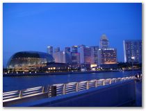 Der Blick über den Singapore River zum Explanade Theatre