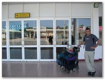 Wir waren etwas frÃ¼h am Flughafen in Da Nang, die TÃ¼r war jedenfalls noch verschlossen